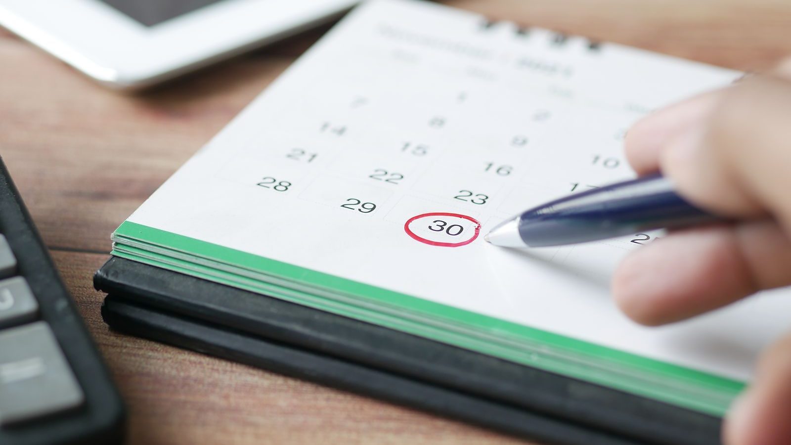 Un calendario da tavolo con una data cerchiata a penna